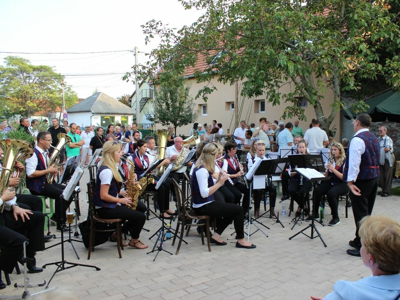 Musikverein Wüstenrot in Solymár beim Kirchweihfest 2016 am Heimatmuseum Bauernhaus