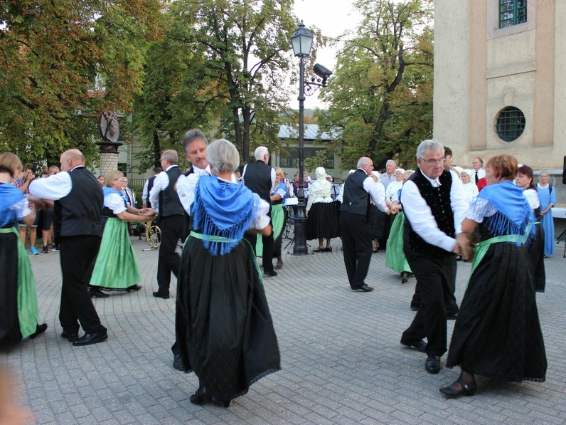 Tanzgruppe dees Schwäbischen Albvereins Wüstenrot beim Kirchweihfest in Solymár 2016