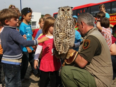 Kinder mit Greifvogel