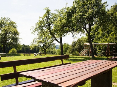 Grillstelle und Spielplatz