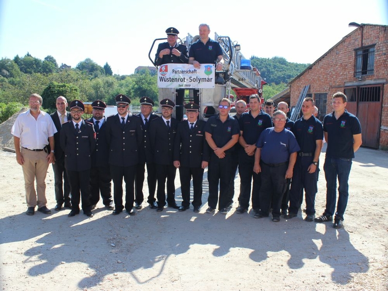 Übergabe der Feuerwehrdrehleiter beim Richtfest des Feuerwehrmagazins in Solymár. Kirchweihfest 2016