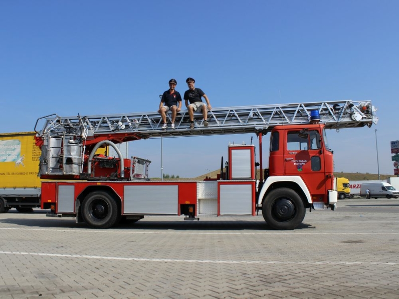 Das Feuerwehrauto Wüstenrot wird zur Geschenkübergabe nach Solymár gefahren. Kirchweihfest in Solymár 2016