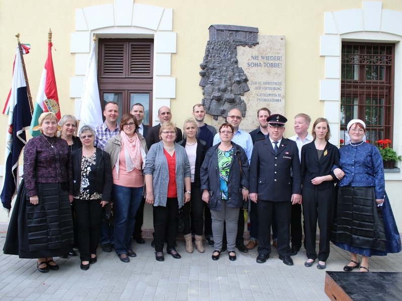 Gedenktag 70 Jahre Vertreibung aus Solymár am Bahnhof im April 2016 in Solymár in Ungarn