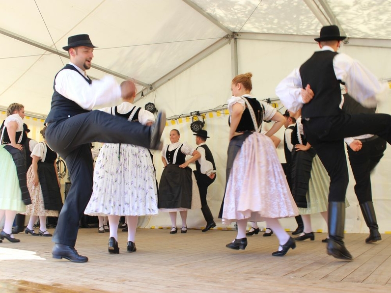 Tanzgruppe Siebenschritt beim Dorfplatzfest Wüstenrot 2015