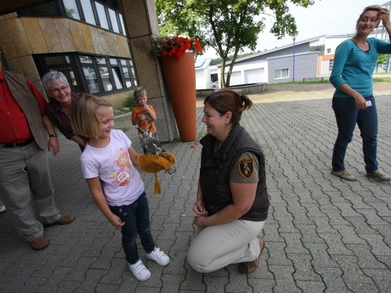 Kind mit Greifvogel