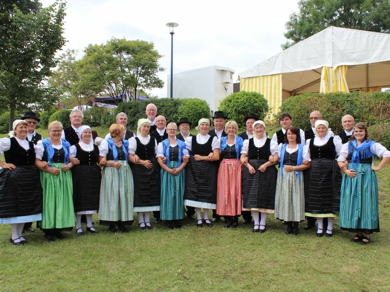Tanzgruppe Herbstrosen Solymár mit der Tanzgruppe des Schwäbischen Albvereins Wüstenrot 2017 beim Dorfplatzfest